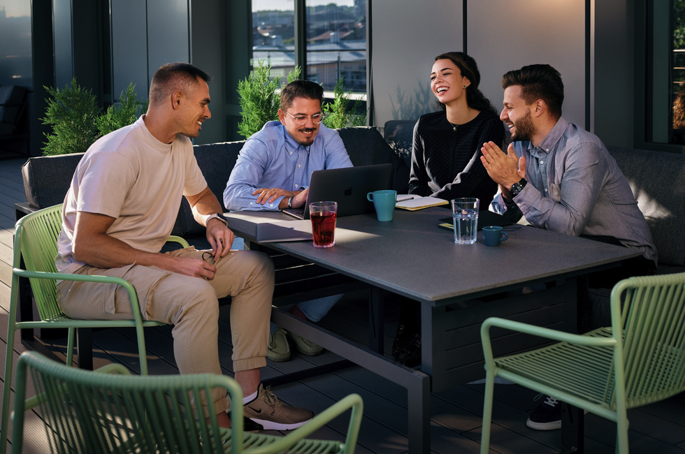 Equipo financiero trabajando en cuentas a pagar